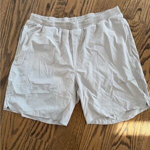 ALO Yoga Men's Light Gray Athletic Shorts